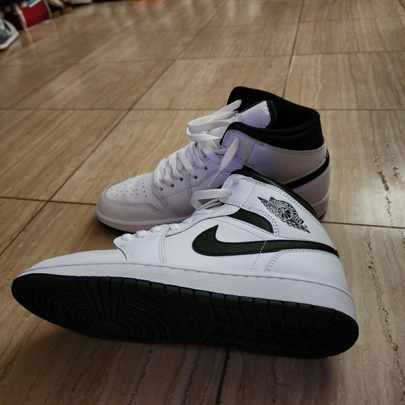 Jordan 1 Reverse Panda - Picture 3 of 5